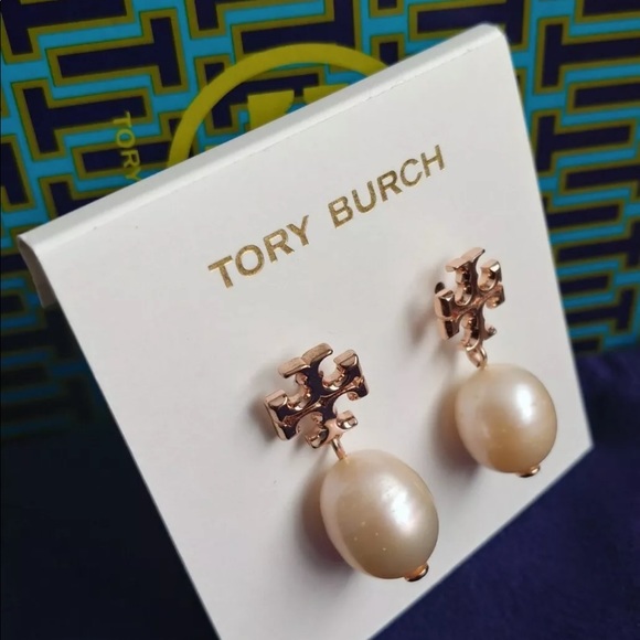 TORY BURCH DOUBLE T STUD GOLD PLATED. ELEGANT LOGO EARRINGS AND FAUX DROP PEARLS - Picture 4 of 7